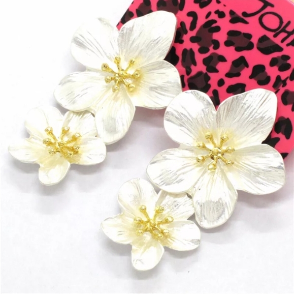 Betsey Johnson Flower earrings - Picture 3 of 3